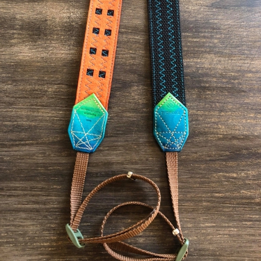 30mm幅カメラストラップ＿ブラック（裏地柿色）（革グラデ青から黄緑）