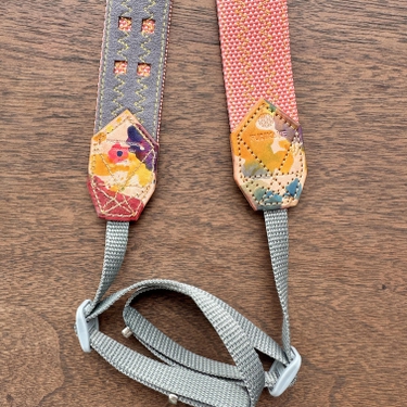 30mm幅カメラストラップ＿サーモンピンク（裏地グレー）（革ムラ染め）