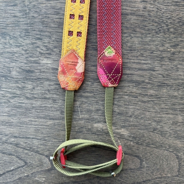 30mm幅カメラストラップ＿ワインレッド（裏地イエロー）（革ムラ染め）